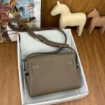HERM Kelly Messenger Bag in Taupe Clemence Leather - 图片 2