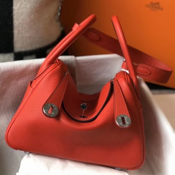 hl26clre_bc10fdff-10a8-4ae1-87f9-d06a1f12df94.jpg HERM Lindy 26cm Bag In Red Clemence Leather PHW - 图片 1