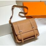 HERM Steve 30 Messenger Bag in Gold Clemence Leather - 图片 2