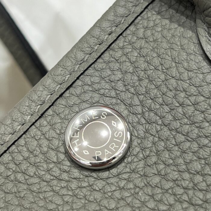 garden party 23cm in grey calfskin