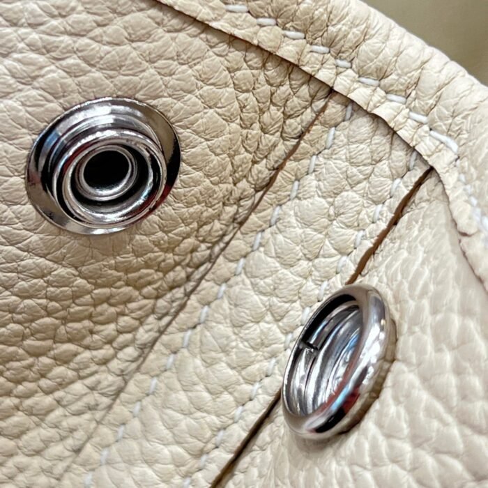 garden party 23cm in off white calfskin