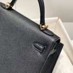 kelly 25cm in noir epsom calfskin gold hardware