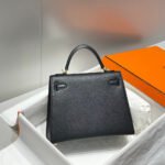 kelly 25cm in noir epsom calfskin gold hardware