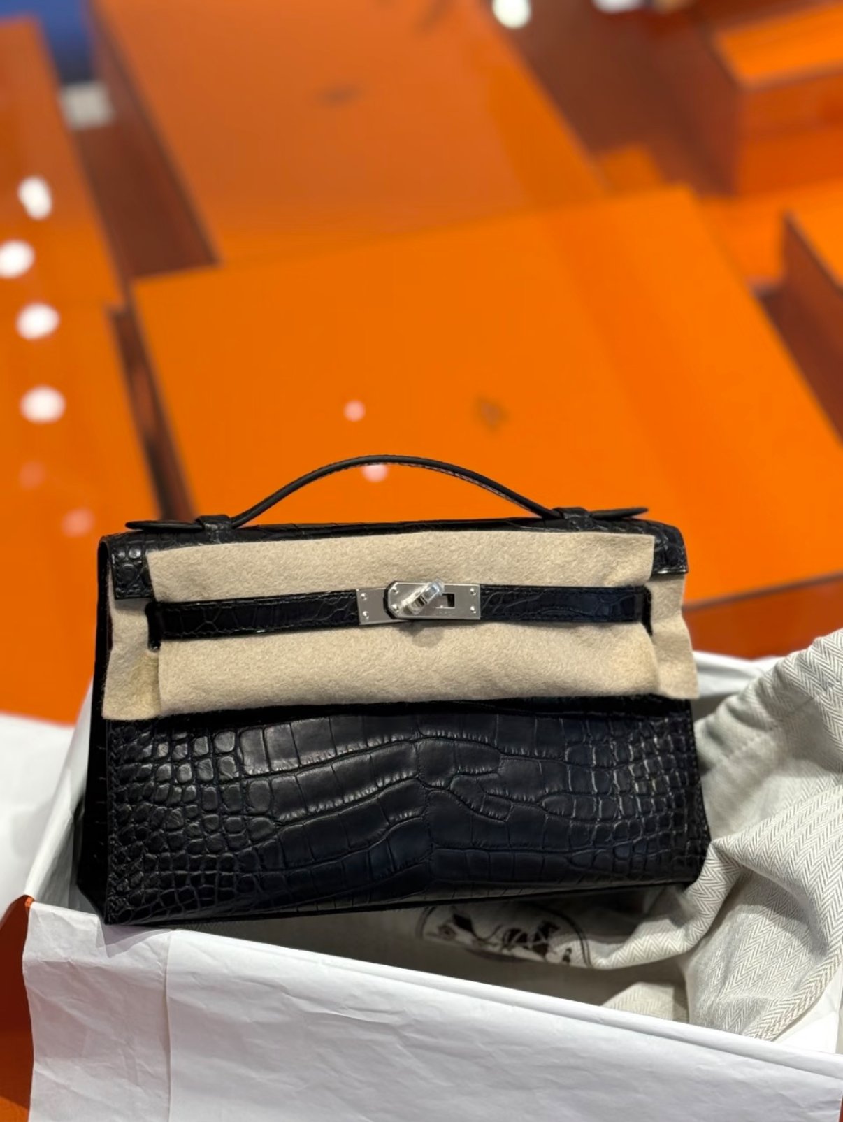0AFD8240-3FDD-A150-2C7B-9EEC5E84D73C.jpg Hermès Kelly Mini 20 in custom-made black crocodile leather - Image 1