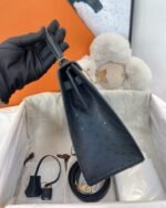 Herm&egrave;s Kelly 25-28 Black Ostrich Leather with Gold Buckle - Image 4