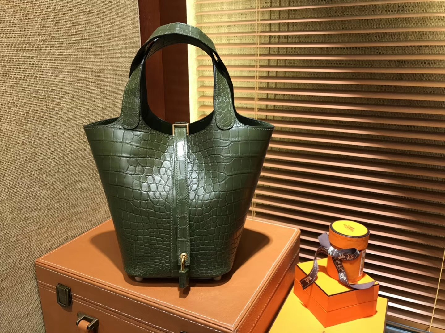 12153AA7-DCB5-2D3E-A3E2-408E13FBAD77.jpg Hermes Picotin basket made of crocodile skin, olive green color, fully hand-sewn, 18cm long - Image 1