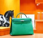 Hermes Kelly bamboo green with silk velvet green Epsom fully hand-sewn matte silver buckle 40cm - Image 2