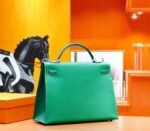 Hermes Kelly bamboo green with silk velvet green Epsom fully hand-sewn matte silver buckle 40cm - Image 3