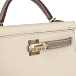 Hermes Special Order (HSS) Kelly Sellier 20 Craie and Gris Asphalte Epsom Permabrass Hardware - Image 7