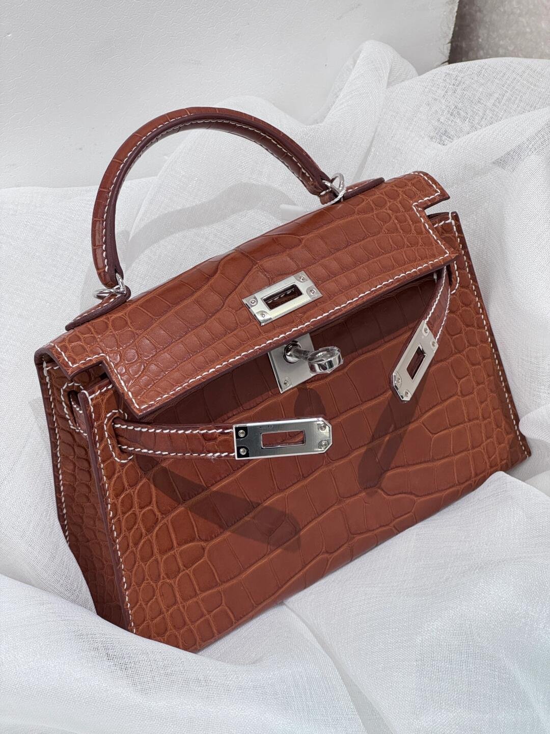 5B6F2459-9495-266C-FA1D-4E14D89CEAC7.jpg Hermès Minikelly II Saddle Alligator - Image 1