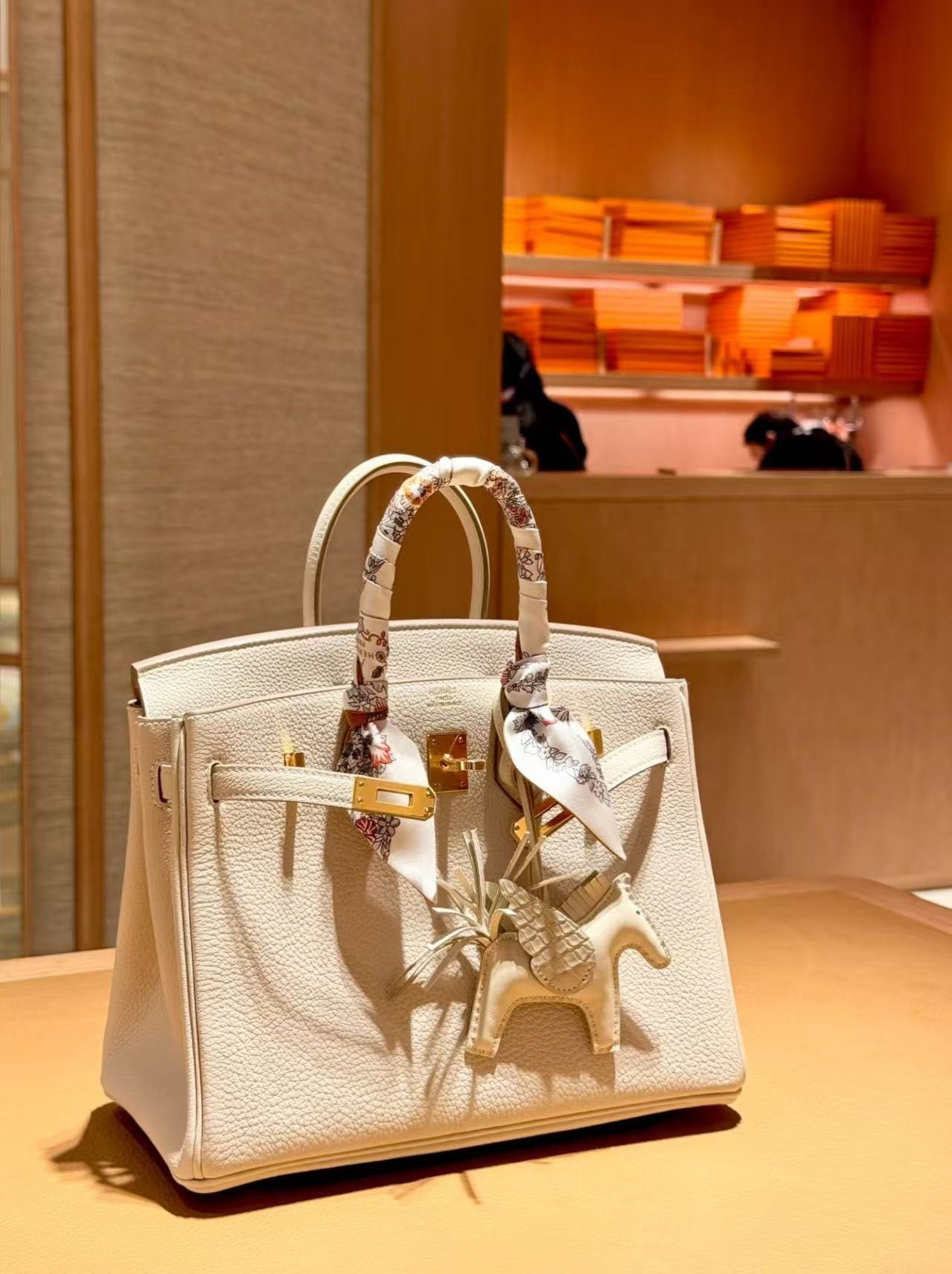61CF2F78-25BE-084A-588A-B94936107163.jpg Hermes Birkin white TOGO model features gold metal accessories. It is entirely hand-sewn. The size is 40 customization - Image 1