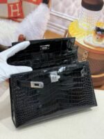 HERMES Kelly Pochette 22 Noir Black Crocodile Silver Hardware - Image 2
