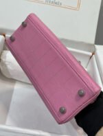 Herm&egrave;s Kelly 25-28 cherry pink silver buckle and crocodile leather - Image 4