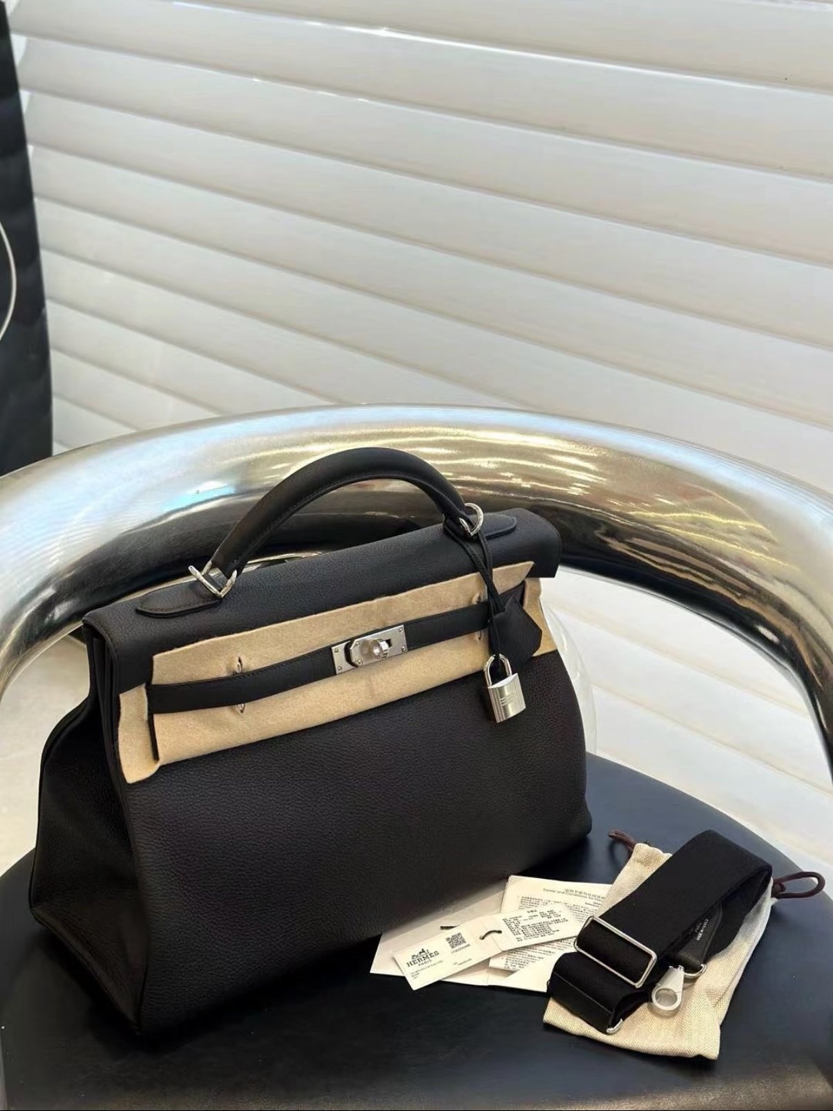 BBDF1956-267E-575E-12C2-570A2433A84F.jpg Hermès Kelly maxi 42 Black TOGO Custom - Image 1