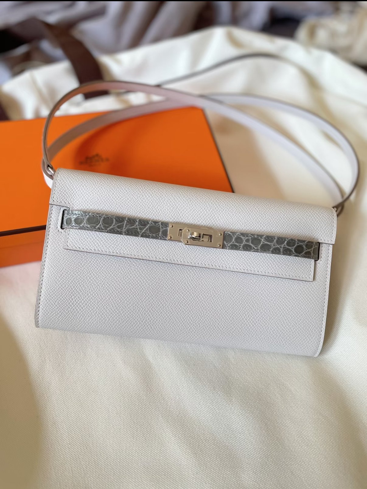 E3740134-EA6C-74F5-4B02-A1A1A6E48B79.jpg Hermès Kelly cut shiny crocodile leather - Image 1