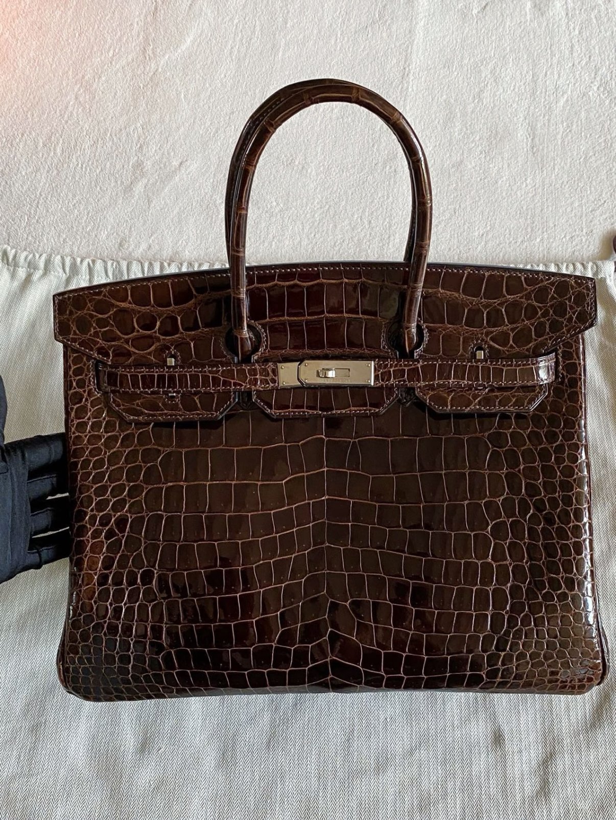 F10C08A2-AB09-EA86-E201-83D1D28335D1.jpg Hermès Birkin 35 Inverted V Shiny Crocodile Chocolate customization - Image 1
