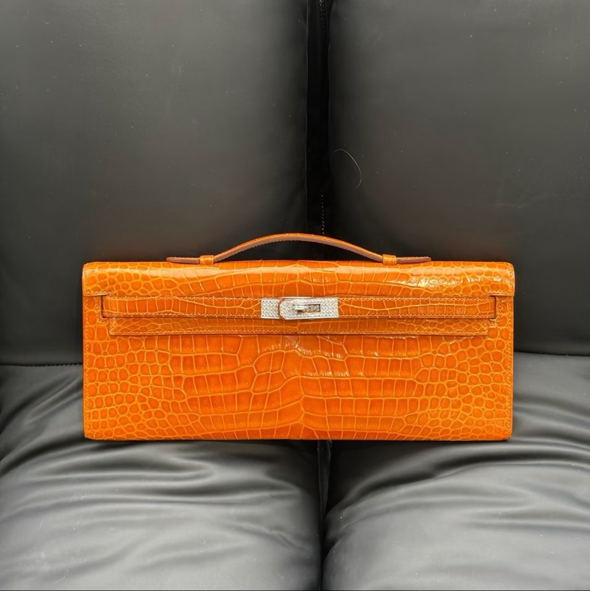 FCE122F7-9D84-DF51-6E6F-6D775453825D.jpg Hermès Kelly cut shiny crocodile leather - Image 1