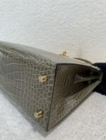 Herm&egrave;s Kelly 25-28 turtledove grey crocodile leather - Image 7